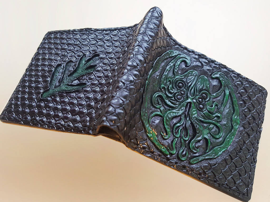 Cthulhu emblem - scaled - Leather wallet.