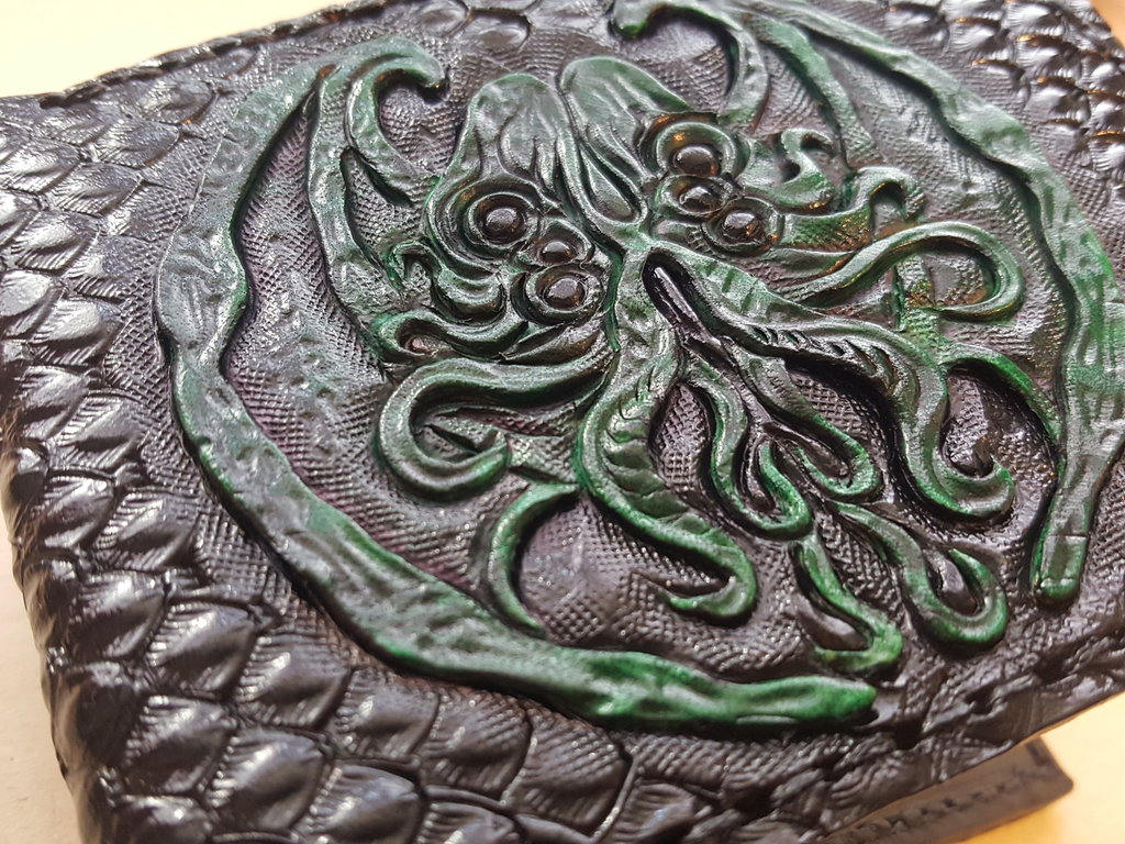 Cthulhu emblem - scaled - Leather wallet.