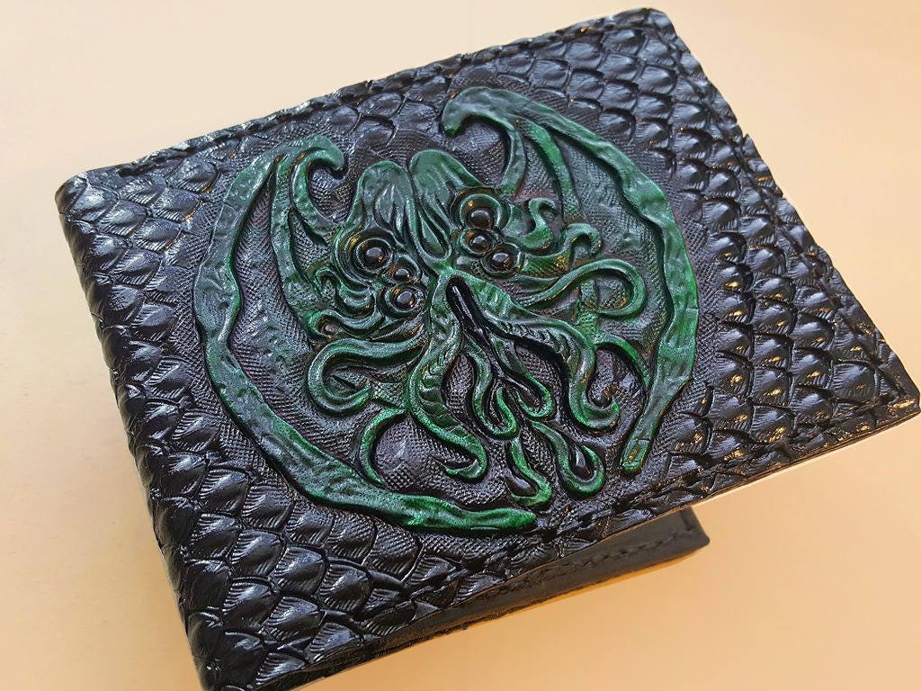 Cthulhu emblem - scaled - Leather wallet.