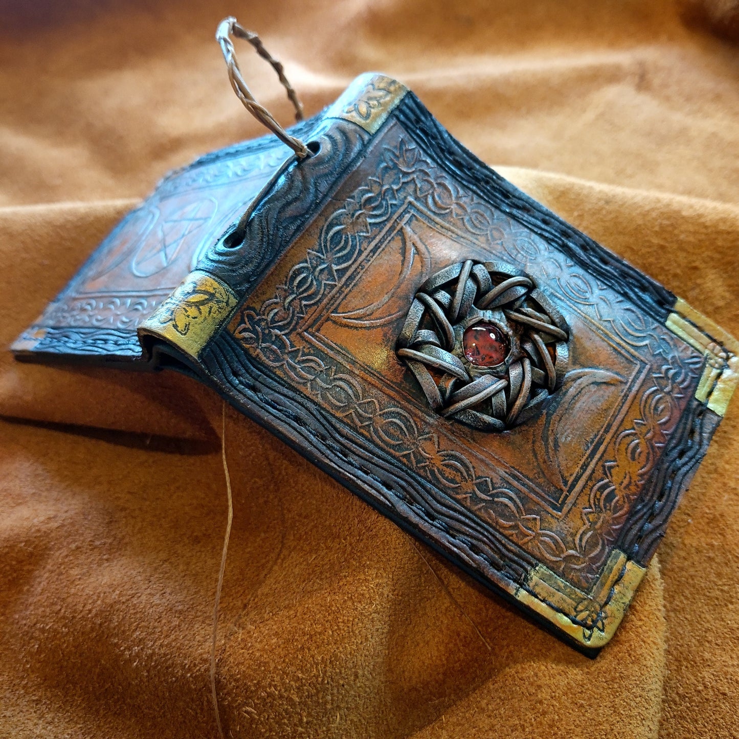 Spell book style wallet red gem version - Mystic - Leather wallet.